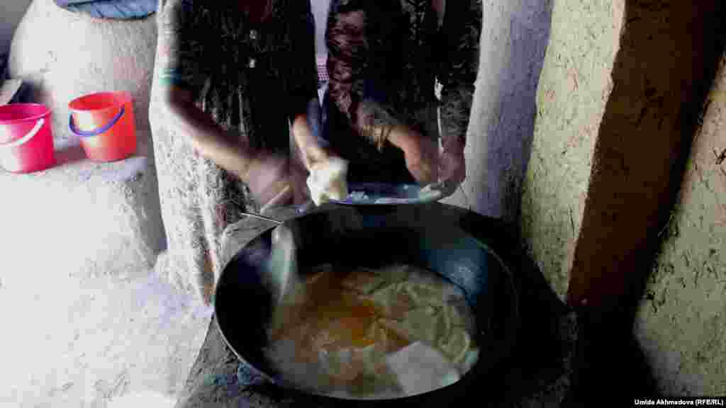 Хозяйка дома Сагадат с невесткой готовят бешбармак.