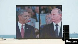 Obama și Putin pe un ecran la comemorarea debarcării aliate din Normandia, pe 6 iunie 2014.