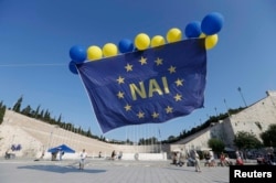 پرچم اتحادیه اروپا با نشان «آری» به قبول شروط وام‌دهندگان