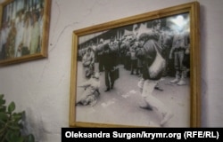 Фото з протестів 1992 року: Веджіє Кашка лежить на асфальті під час мітингу