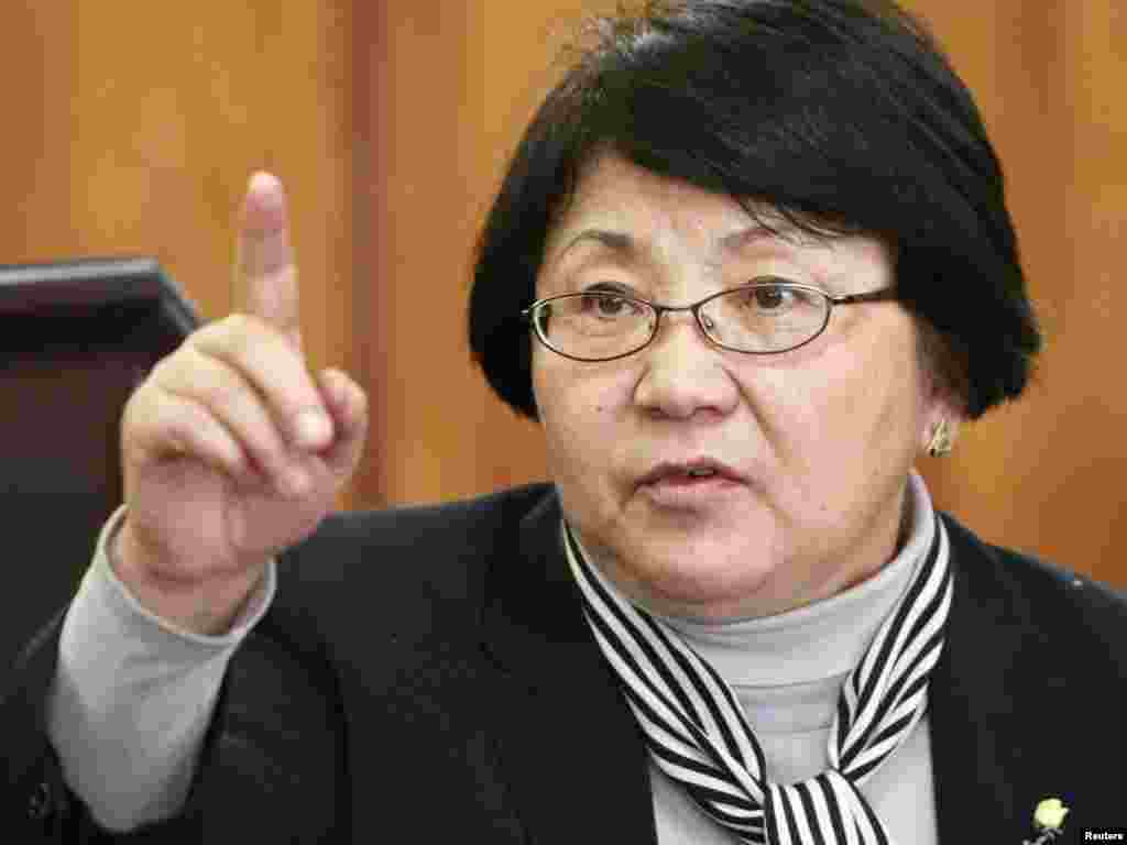 Роза Отунбаева исполняла обязанности главы правительства с 7 апреля по 17 декабря 2010 года.