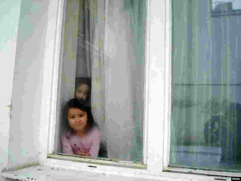 Дети казахских беженцев в общежитии, где живут их родители. Город Брно, 1 февраля 2009 года. - Дети казахских беженцев в общежитии, где живут их родители. Город Брно, 1 февраля 2009 года.