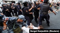 Ռուսաստան - Ոստիկանները ցուցարարների են ձերբակալում, Մոսկվա, 9-ը սեպտեմբերի, 2018թ․