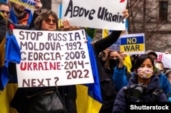 Акція проти війни Росії в Україні з нагадуванням про агресії Москви проти Молдови, Грузії та України. Ванкувер, 26 лютого 2022 року