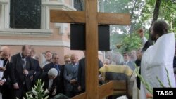 На кладбище Донского монастыря почтили годовщину со дня смерти Александра Солженицына