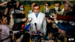 Александр Мураховский общается с прессой во время пребывания Алексея Навального в омской больнице скорой помощи