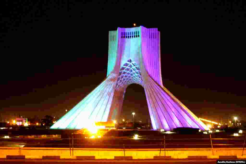 Tehranın mərkəzində Azadlıq abidəsi.