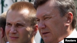 Екс-президент України Віктор Янукович із сином Олександром (архівне фото, 2010 рік)