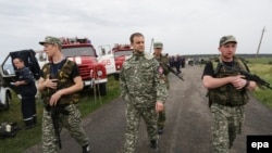 Один из лидеров сепаратистов Павел губарев (в центре) на месте крушения самолета