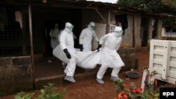 امدادگران در حال حمل یکی از قربانیان ابولا در لیبریا