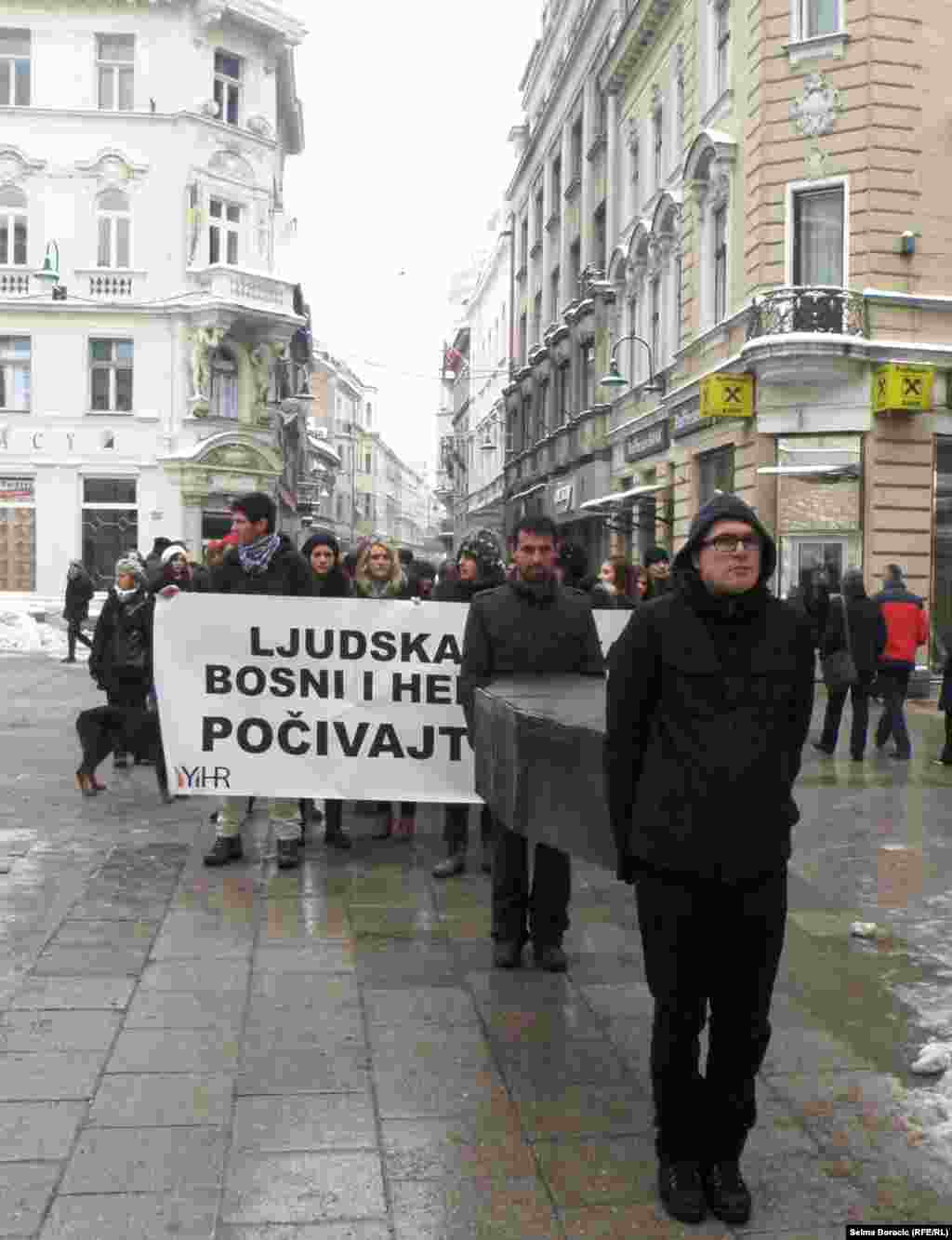 Performans &quot;Sahrana ljudskih prava u BiH&quot; na sarajevskim ulicama, 10. decembar 2012.