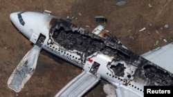 Потерпевший крушение самолет лежит вблизи ВПП аэропорта Сан-Франциско