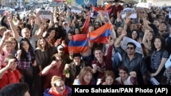 ARMENIA -- Yerevan residents celebrate Armenian Prime Minister's Serzh Sarkisian's resignation in Yerevan, April 23, 2018