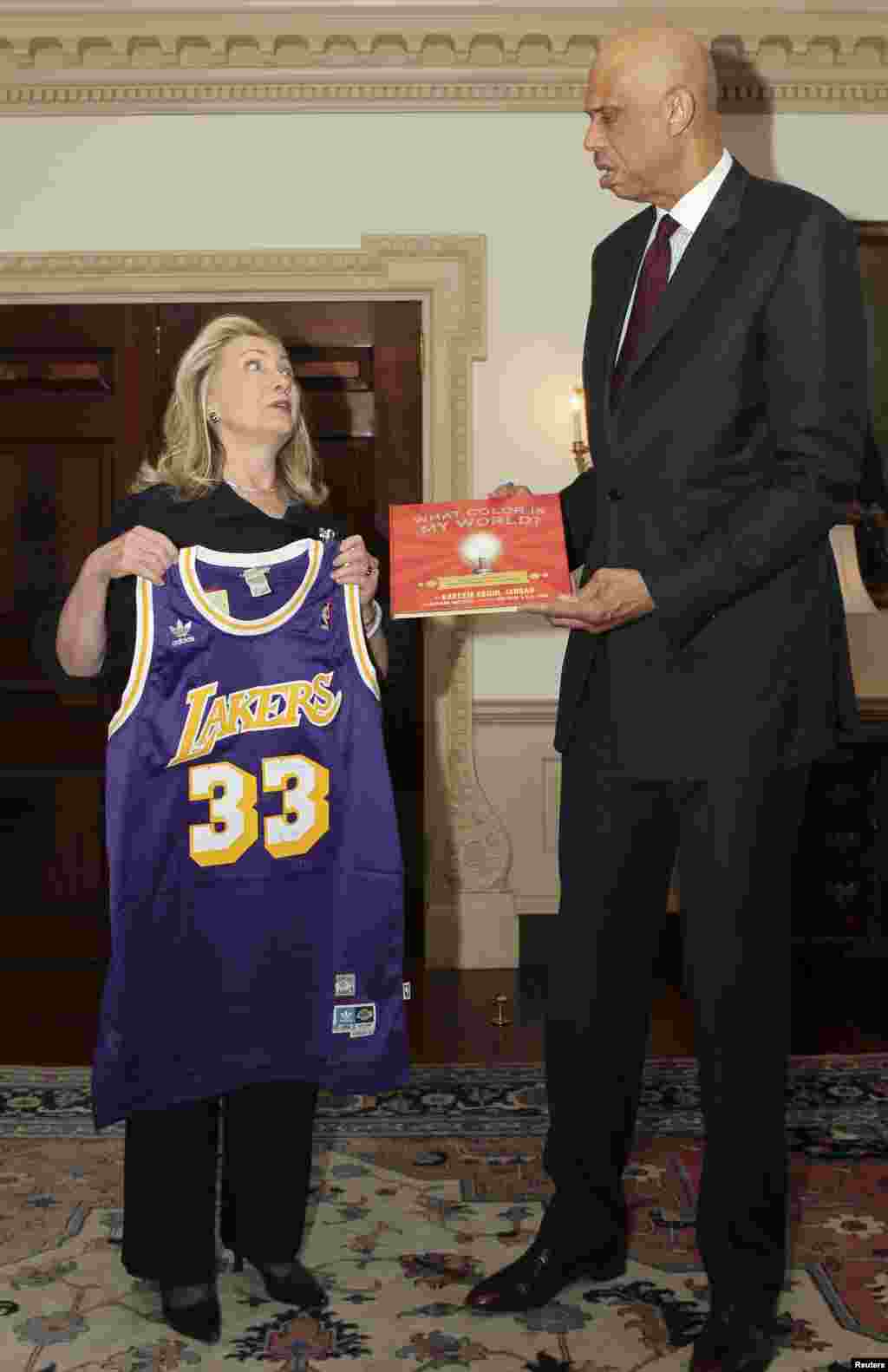 Hillary Clinton i Kareem Abdul-Jabbar, washington, 18. januar 2012. Foto: REUTERS / Gary Cameron 