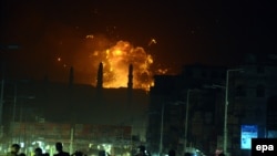 Охваченные огнем здания в Сане после авиаударов коалиции во главе с Саудовской Аравией по позициям повстанцев-хуситов в Йемене.