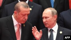 Russian President Vladimir Putin (right) speaks with Turkish President Recep Tayyip Erdogan at the G20 summit in China on September 4.