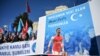 Borac za ljudska prava muslimanske manjine Ujguri drži plakat njemačkog veznjaka turskog porijekla i igrača Arsenala Mesuta Ozila sa porukom "Hvala ti što si naš glas", Istanbul, 14. prosinca 2019.