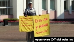 Albert Razin picketing outside the regional legislature in Izhevsk on the day he died.