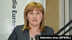 Liliana Palohovici în studioul Europei Libere la Chișinău