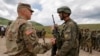 Američki vojnik (levo) razgovara s vojnikom Kosovskih bezbednosnih snaga (KSF) posle vežbe "Defender Europe 21", Kosovo, 28. maja 2021.