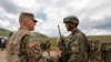Një ushtar amerikan duke biseduar me një pjesëtar të Forcës së Sigurisë së Kosovës, pas një stërvitjeje më 2021.