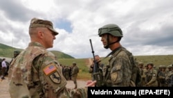 Një ushtar amerikan duke biseduar me një pjesëtar të Forcës së Sigurisë së Kosovës, pas një stërvitjeje më 2021.