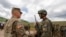 Američki vojnik razgovara s pripadnikom Snaga bezbjednosti Kosova nakon vježbe 2021. godine.