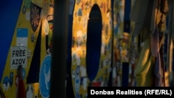 Тут можна довго роздивлятись наліпки, залишені цивільними і військовими