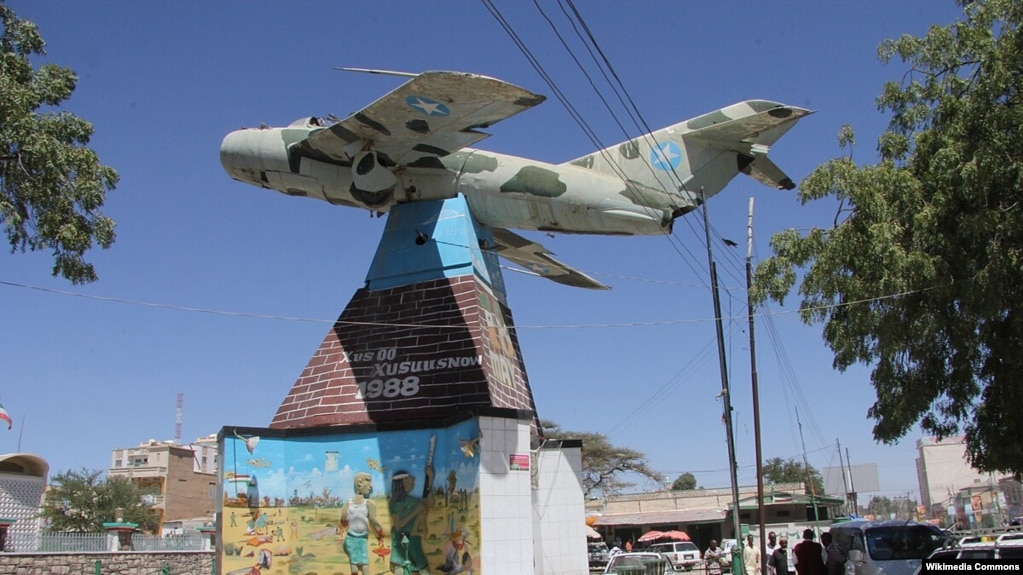 Военный мемориал (советский МиГ-17 на постаменте) в память о Войне за независимость Сомалиленда от Сомали, длившейся с 1981 по 1991 годы. Центра города Харгейса, столицы непризнанного Сомалиленда 