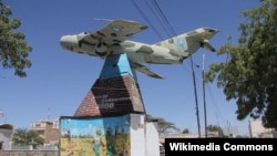 Военный мемориал (советский МиГ-17 на постаменте) в память о Войне за независимость Сомалиленда от Сомали, длившейся с 1981 по 1991 годы. Центра города Харгейса, столицы непризнанного Сомалиленда 