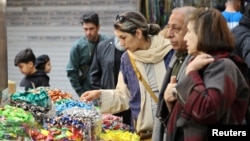 شهروندان تهرانی در حال خرید در بازار تجریش