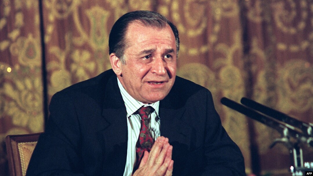 La două luni după ce a câștigat alegerile și o lună după ce a reprimat protestele din Piața Universității în violență cu ajutorul minerilor, Ion Iliescu spune că „lumea exterioară ne înțelege cu slăbiciunile și rănile noastre moștenite de la dictatori”- 20 iulie 1990, București