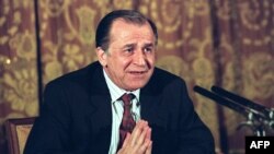 În iulie 1990, la o lună după „mineriadă”, președintele Ion Iliescu cerea Occidentului să înțeleagă România „cu slăbiciuni cu tot”, dând vina pentru marile tulburări de stadă pe „moștenirea dictaturii” comuniste. 