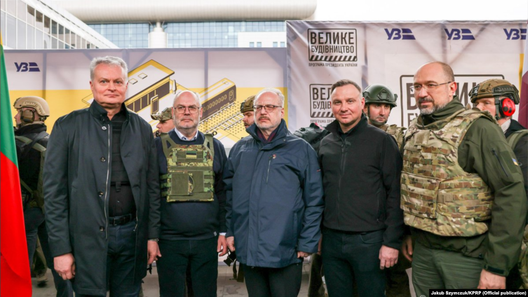Președintele lituanian Gitanas Nausėda, Alar Karis din Estonia, Egils Levits din Letonia și președintele polonez Andrzej Duda au fost primiți la Kiev de premierul ucrainean Denis Șmihal.