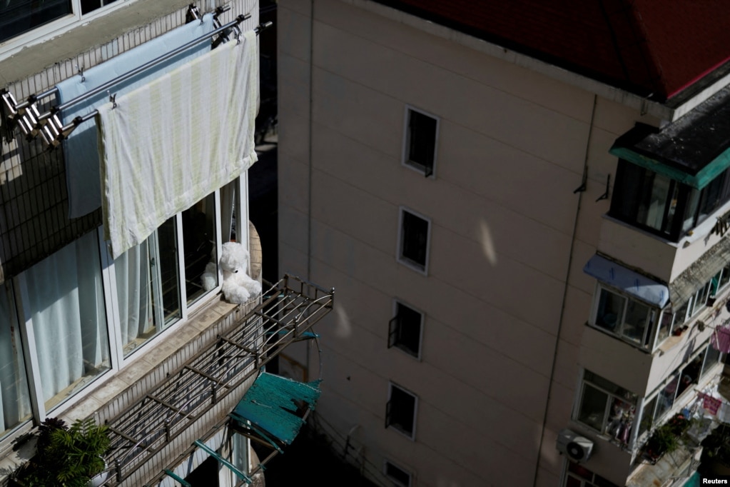 Një lodër shihet në dritaren e një ndërtese banimi gjatë masave të rrepta kufizuese në Shangai.