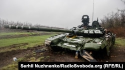 Разрушенный российский танк с символикой Z рядом с Донецком, 13 апреля 2022 года