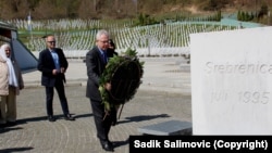 Ambasador Murphy polaže cvijeće u Memorijalnom centru Potočari