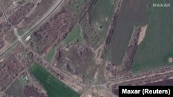 Супутниковий знімок компанії Maxar, зроблений 11 квітня, зафіксував російську військову колону поблизу села Кислівка (Купʼянський район, Харківська область)