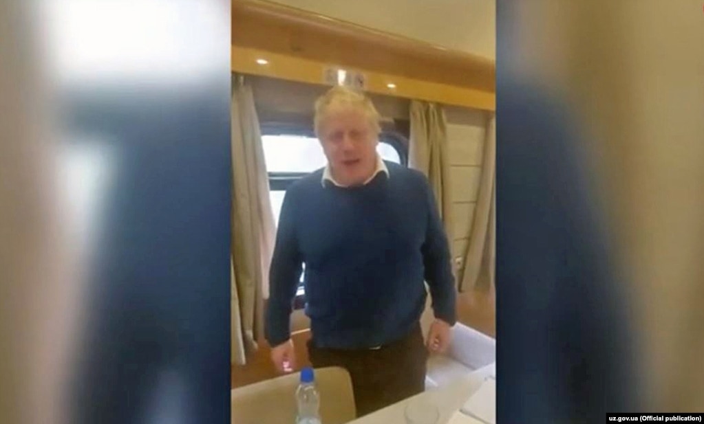 Цей знімок є скрінґрамом із відео, на якому прем’єр-міністр Великої Британії Борис Джонсон їде до Києва 9 квітня. За словами британського прем'єра, українські залізничники – «залізні люди», які забезпечують рух потягів, незважаючи на небезпеку воєнного часу