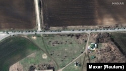 Русская военная колонна возле Белокуракино, недавно оккупированного поселка в Луганской области. Спутниковый снимок Maxar Technologies