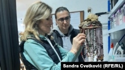 Jelena Milkoviq nga Graçanica, dhe drejtoresha e Ansamblit "Venac", Snezhana Jovanoviq, në ambientet e punës, prill 2022.
