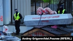 К посольству РФ в Варшаве протестующие принесли трусы, гроб и собачью будку 
