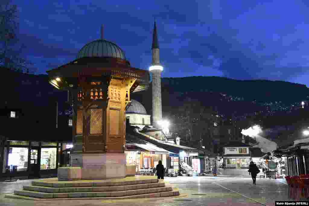 Sarajevska Baščaršija prazna je samo u vrijeme iftara.