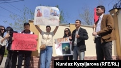 Пикет у здания посольства Таджикистана в Бишкеке, 14 апреля 2022 года 