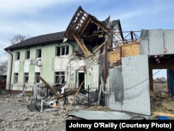 Пошкоджені будинки в центрі Макарова на Київщині, весна 2022 року