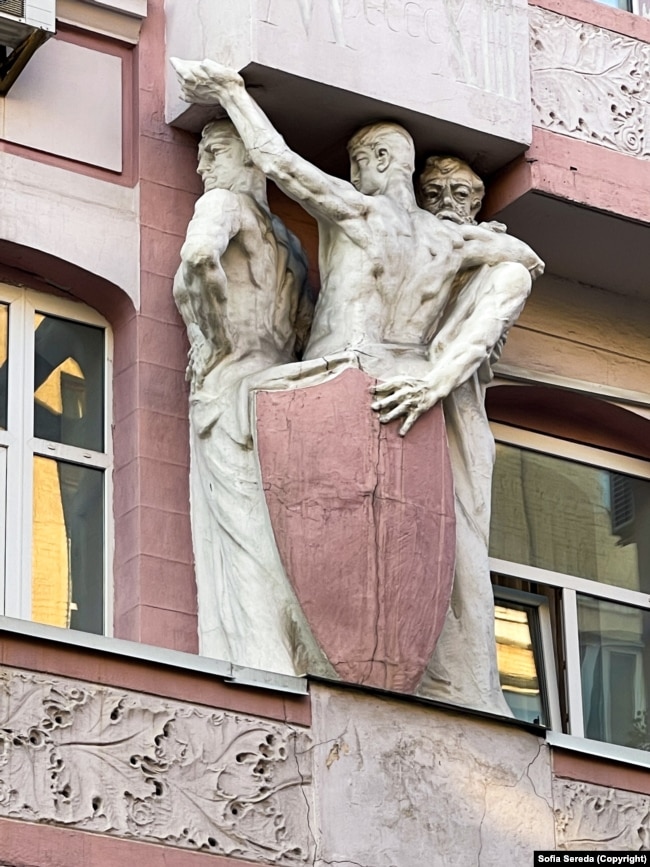 Skulptura njerëzish në fasadën e një ndërtese historike pranë Sheshit të Pavarësisë së Kievit, Maidan.