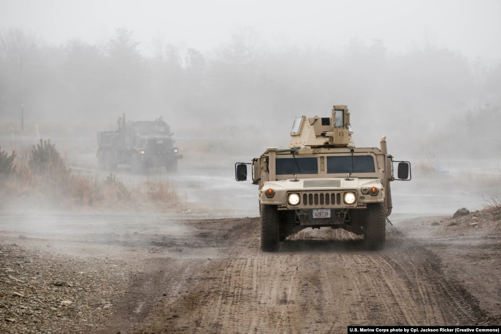 Njëqind automjete të blinduara për qëllime të ndryshme   Humvee është bërë markë e ushtrisë amerikane. Automjetet e ulëta mund të pajisjen me armatim, përfshirë mitralozë apo raketa kundërtanke.