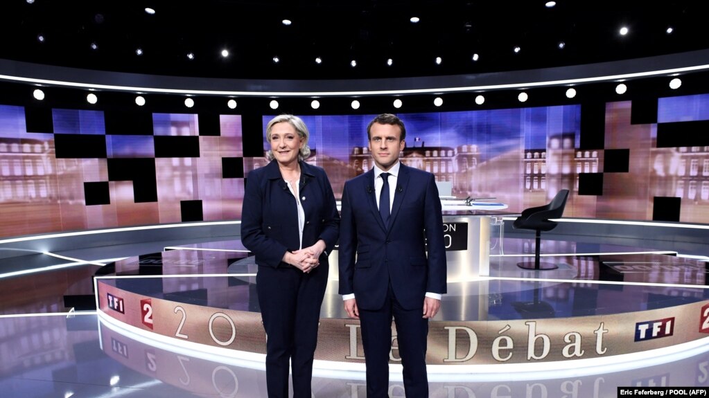 Президент Франції Емманюель Макрон (п) під час дебатів зі своєю головною опоненткою, очільницею праворадикального «Національного обʼєднання» Марін Ле Пен, 11 квітня 2022 року