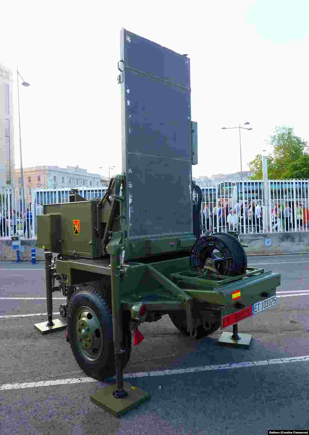 Tíz AN/TPQ&ndash;36 típusú tüzérségi elhárító radar&nbsp; Ezt a fegyverlokátor-radart a beérkező tüzérségi lövedékek észlelésére használják; követi a lövedék röppályáját, hogy kiszámítsa, honnan lőtték ki az ellenséges lövedéket &nbsp;