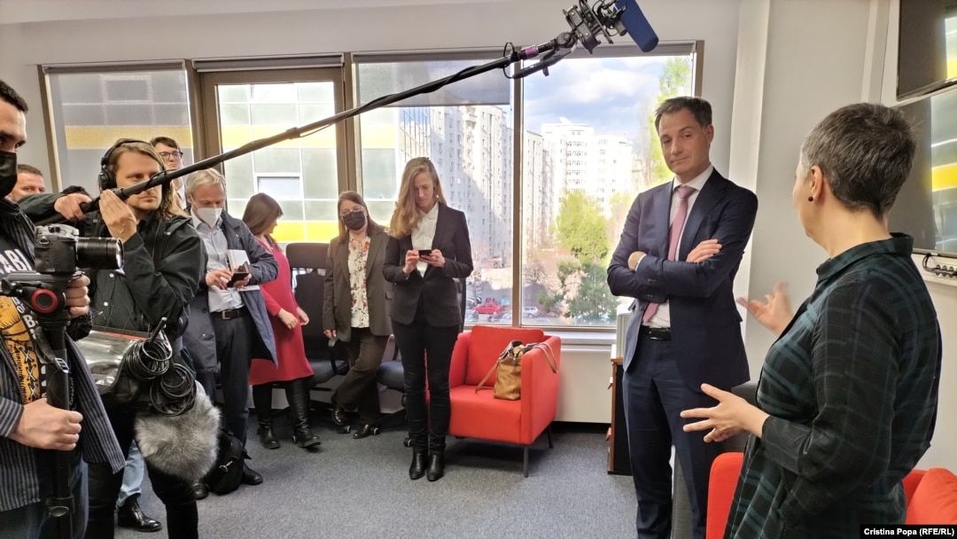 Premierul belgian Alexander de Croo a vizitat săptămâna trecută România. El a participat la o discuție alături de jurnaliști români, care a fost găzduită de Europa Liberă. 